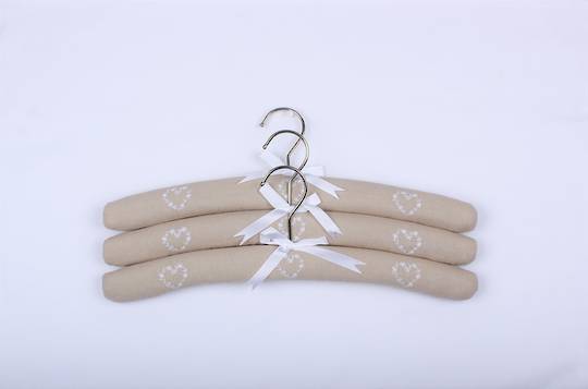 Daisy hearts linen coat hangers - set of 3. Code: EH-DAI/HEA/LIN. Delivery end November 2021